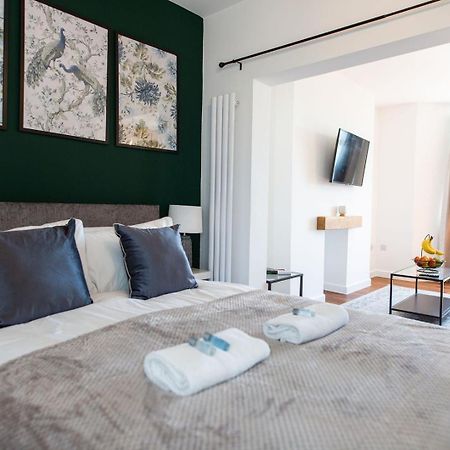 Studio Apartment With 65" Smart Tv Нюпорт Екстериор снимка