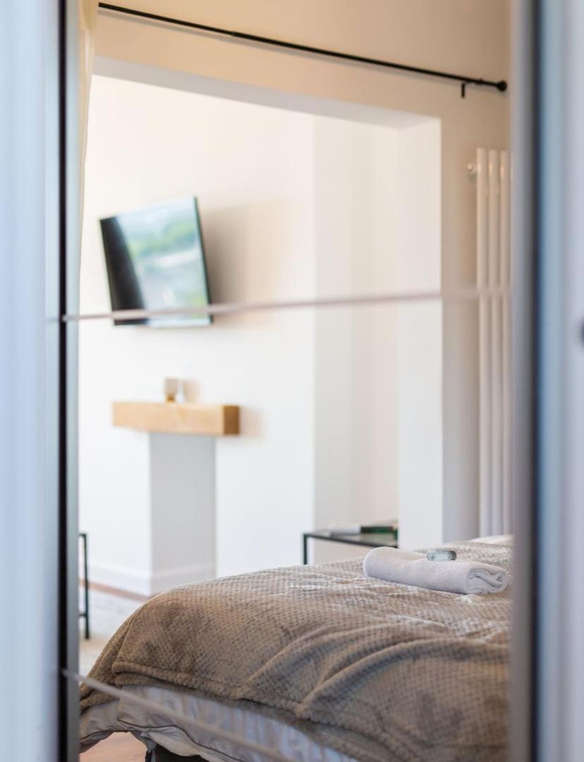 Studio Apartment With 65" Smart Tv Нюпорт Екстериор снимка