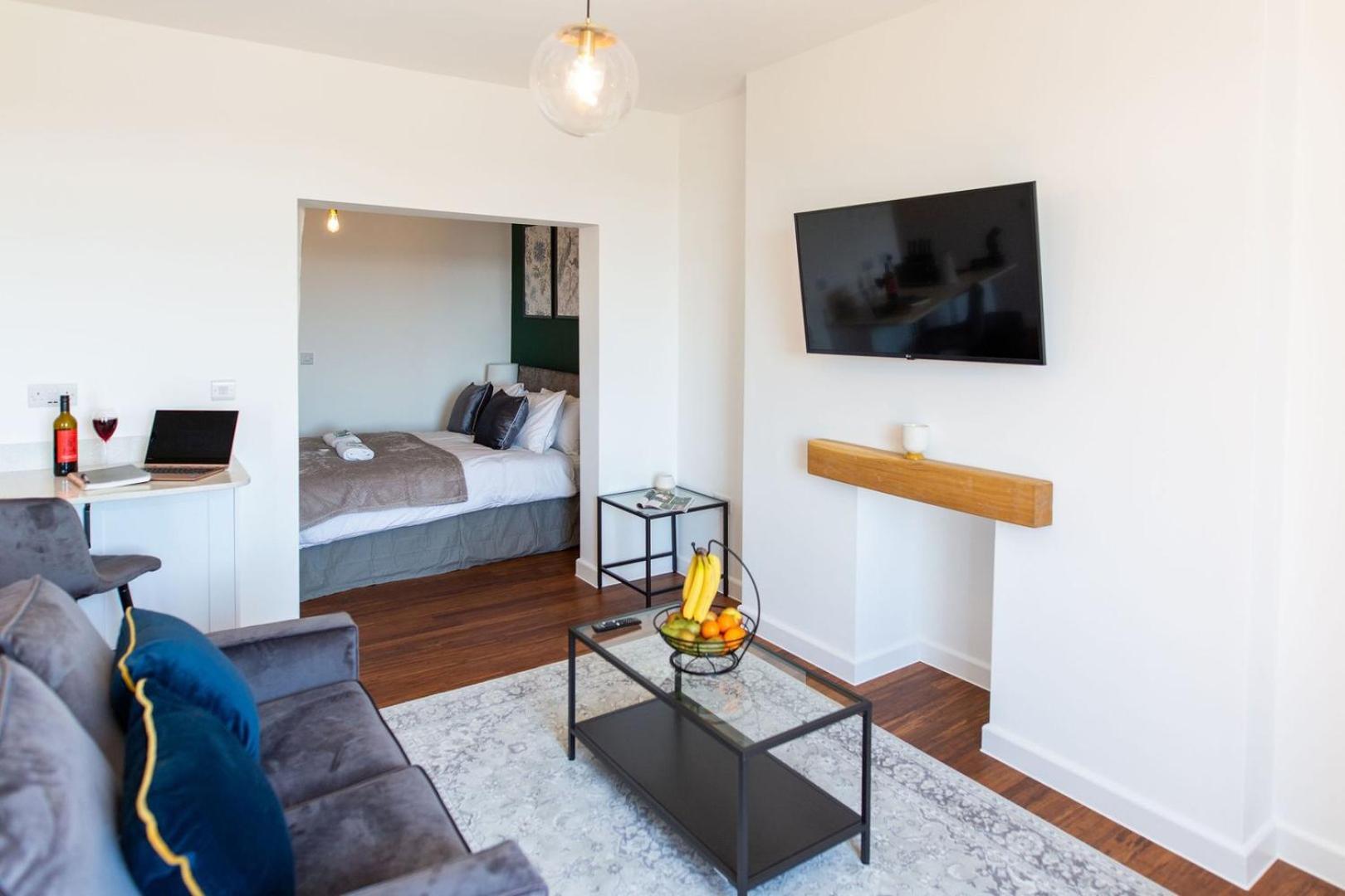 Studio Apartment With 65" Smart Tv Нюпорт Екстериор снимка