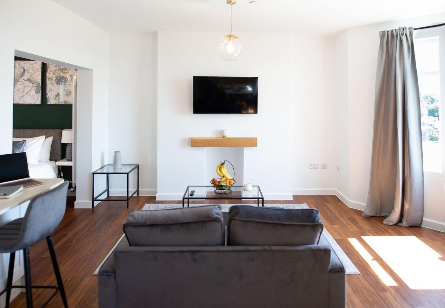 Studio Apartment With 65" Smart Tv Нюпорт Екстериор снимка