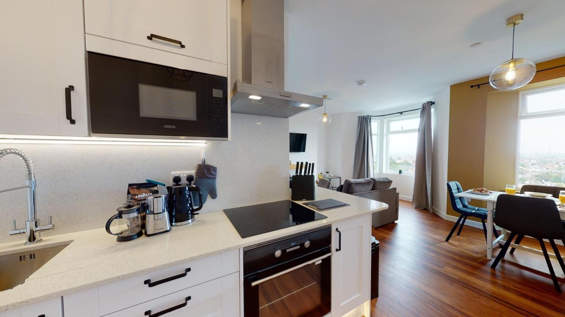 Studio Apartment With 65" Smart Tv Нюпорт Екстериор снимка