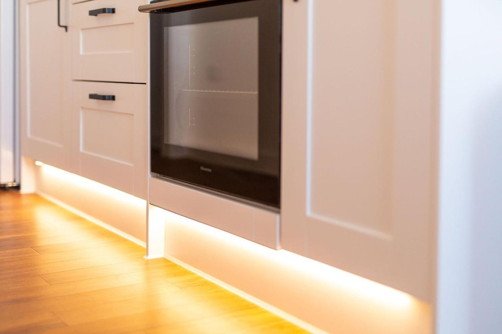 Studio Apartment With 65" Smart Tv Нюпорт Екстериор снимка