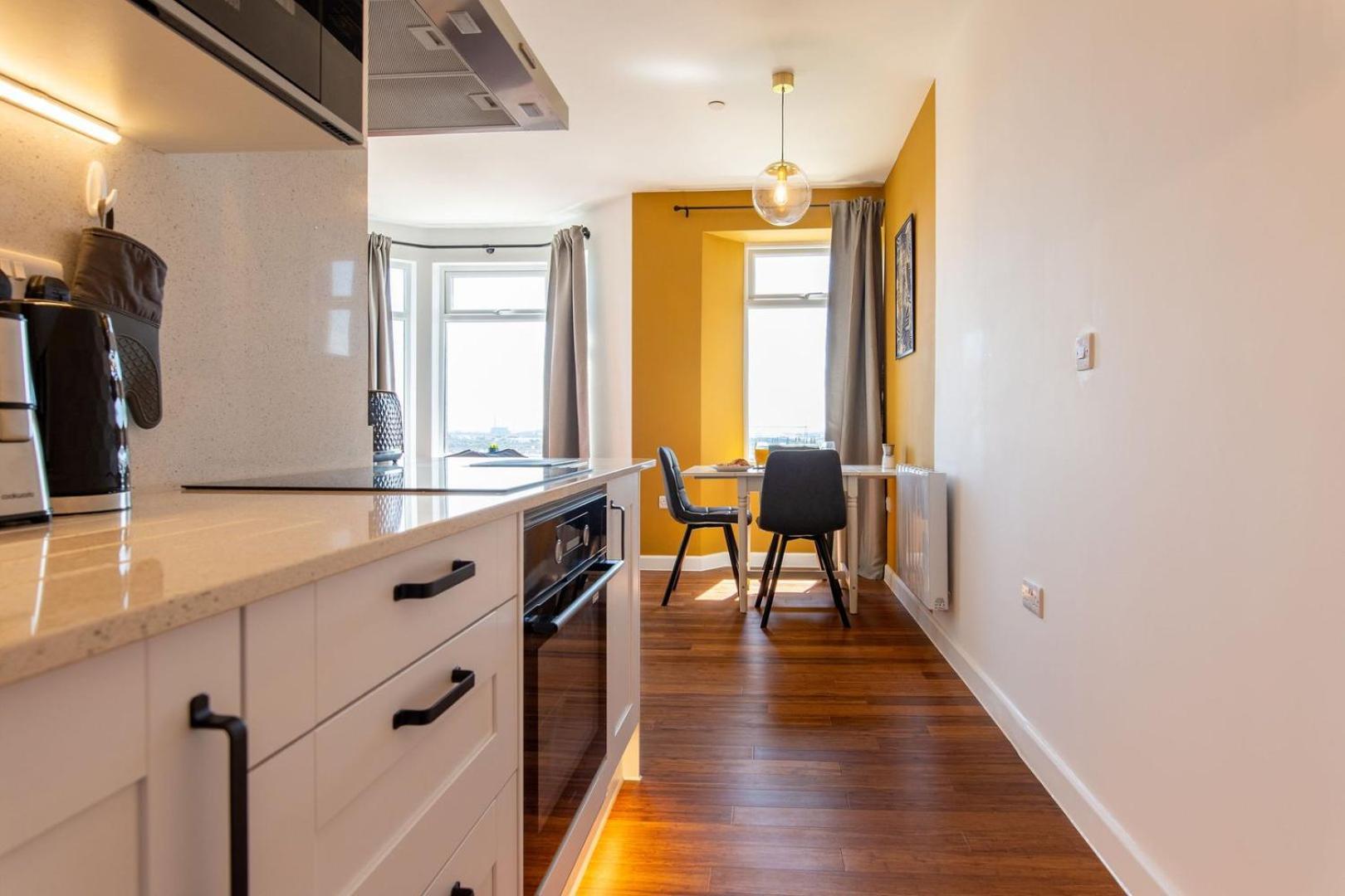 Studio Apartment With 65" Smart Tv Нюпорт Екстериор снимка